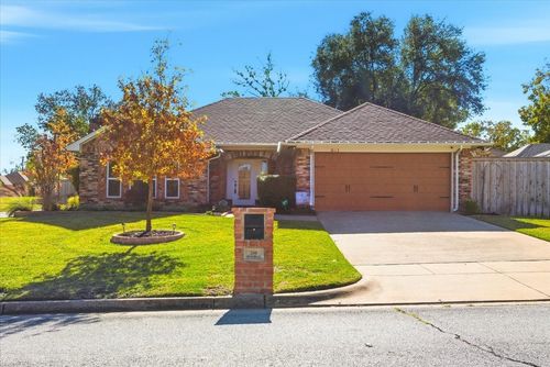 201 Montreal Dr, Hurst, TX, 76054-2216 | Card Image