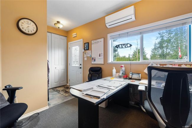 Living Area in Suite | Image 16