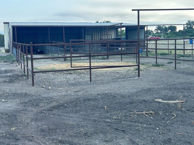 Covered stalls with runs | Image 31