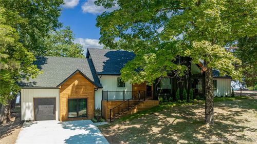 111 Circle Dr, Afton, OK, 74331-8042 | Card Image