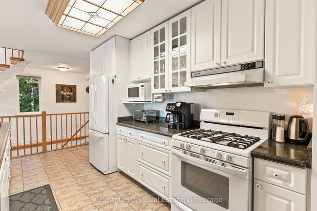 293 W Diamond Lake Rd, House other with 3 bedrooms, 2 bathrooms and 4 parking in Highland Grove ON | Image 26
