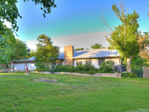 17 Roadrunner Dr, Fredericksburg, TX, 78624-5941 | Card Image