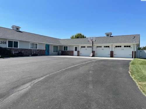 208 E Canyon Dr, Kennewick, WA, 99337-5823 | Card Image
