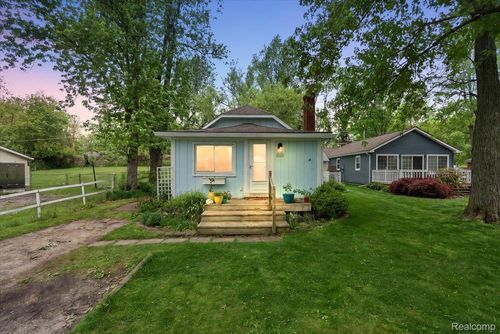 4886 Filer St, Waterford, MI, 48328-2843 | Card Image