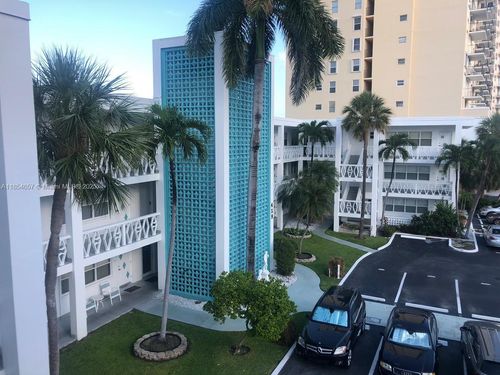 apt-305-419 Golden Isles Dr, Hallandale Beach, FL, 33009-7543 | Card Image