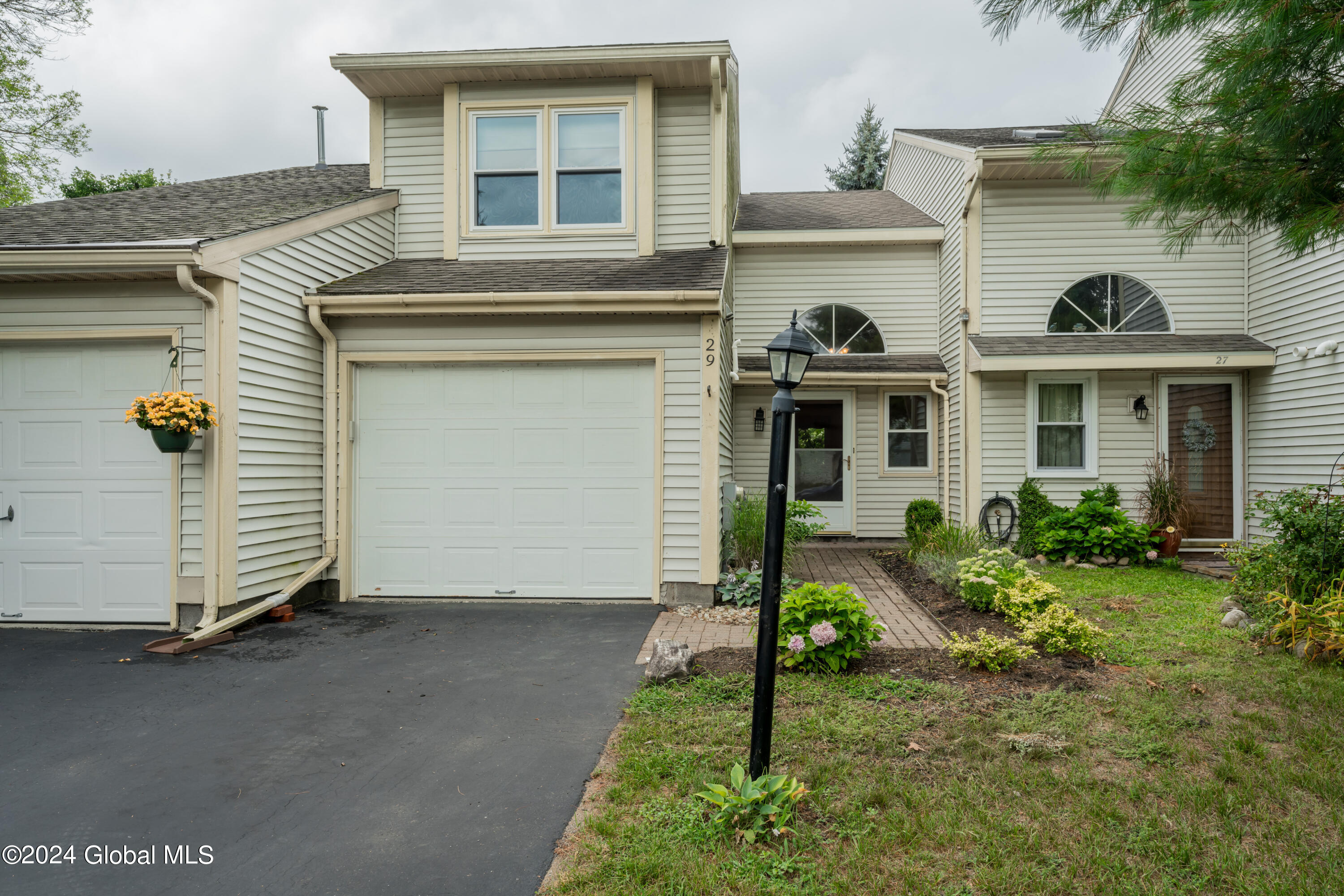 Jaipur Ln, Saratoga Springs, NY 12866