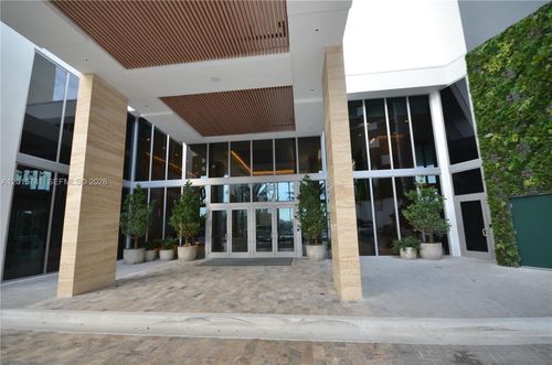 519-16385 Biscayne Blvd, Aventura, FL, 33160-5450 | Card Image