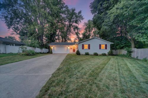 812 Forest St, Marshall, MI, 49068-1323 | Card Image
