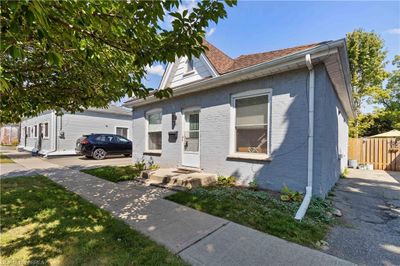 66 Oak St, House other with 2 bedrooms, 1 bathrooms and 1 parking in Brantford ON | Image 1