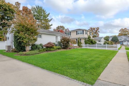 527 Spruce Ln, East Meadow, NY, 11554-3705 | Card Image