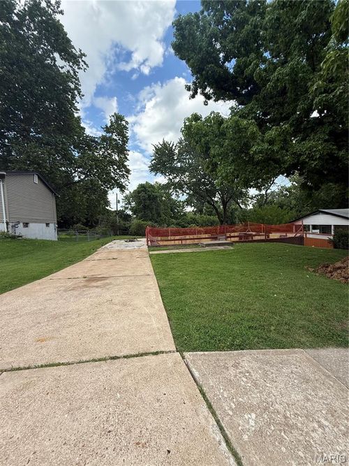 5123 Ville Donna Lane, Hazelwood, MO, 63042 | Card Image