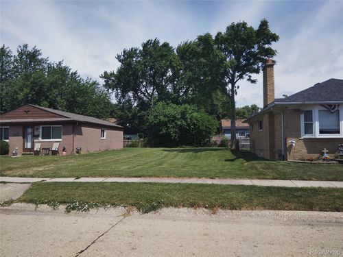 8275 Cadillac Ave, Warren, MI, 48089-2340 | Card Image