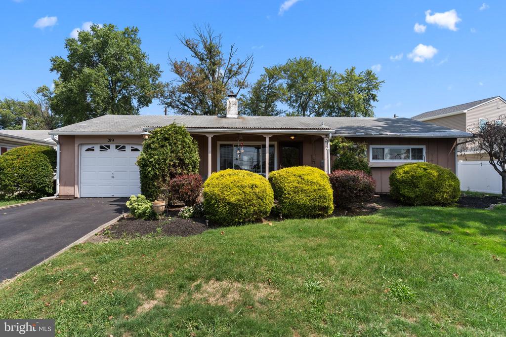 Willow Dr, Levittown, PA 19054