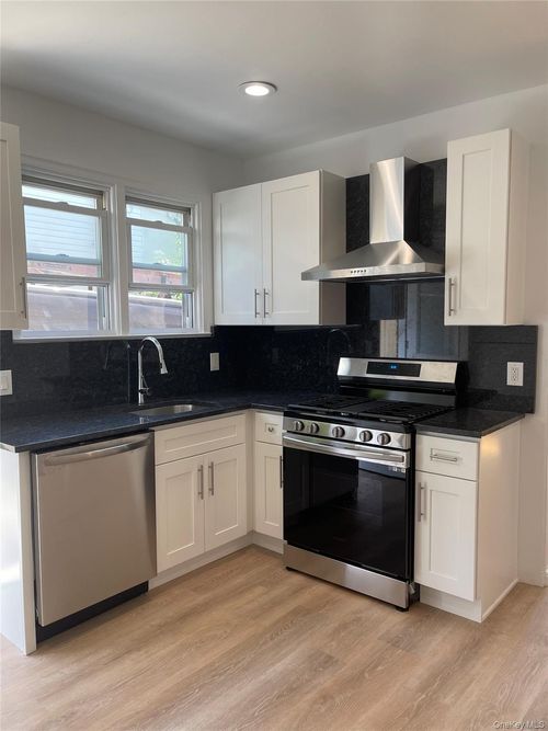 10 Bowne St, Glen Cove, NY, 11542-2958 | Card Image