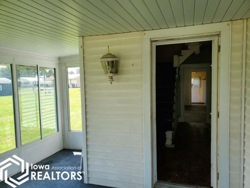 212 Dewey St, Norway, IA, 52318-9570 | Card Image