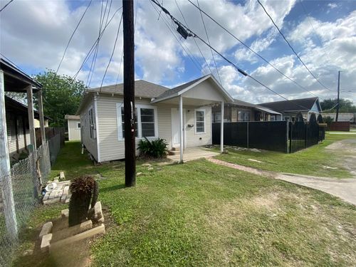 8213 E Erath St, Houston, TX, 77012-2109 | Card Image
