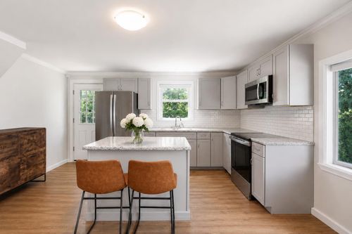 31 Dill St, Lewiston, ME, 04240-3922 | Card Image
