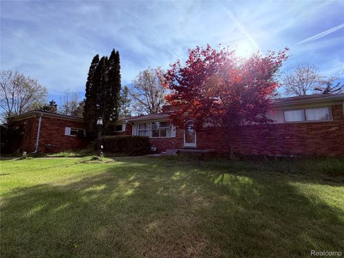 28147 Wildwood Trail, Farmington Hills, MI, 48336 | Card Image