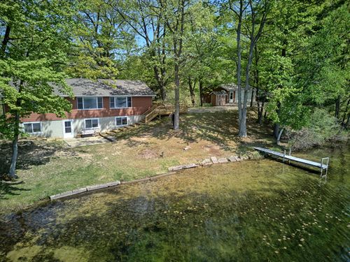 15065 Becker Dr, Mecosta, MI, 49332-9486 | Card Image