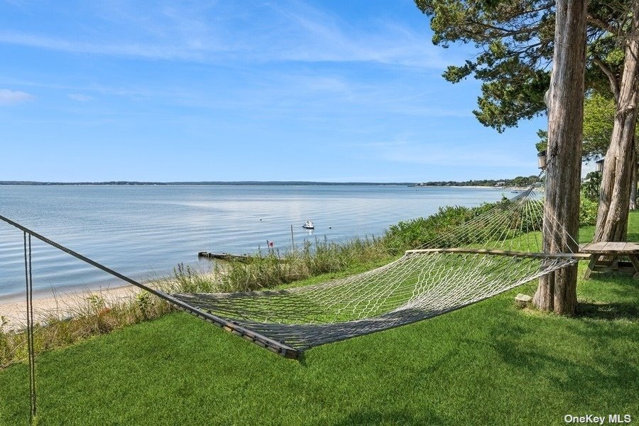Peconic Bay Blvd, Laurel, NY 11948