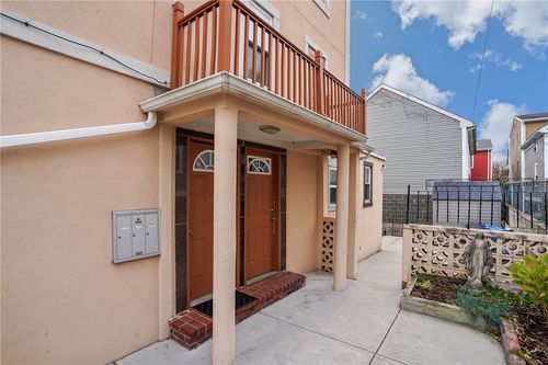 73 Trenton St, Providence, RI, 02906-3846 | Card Image