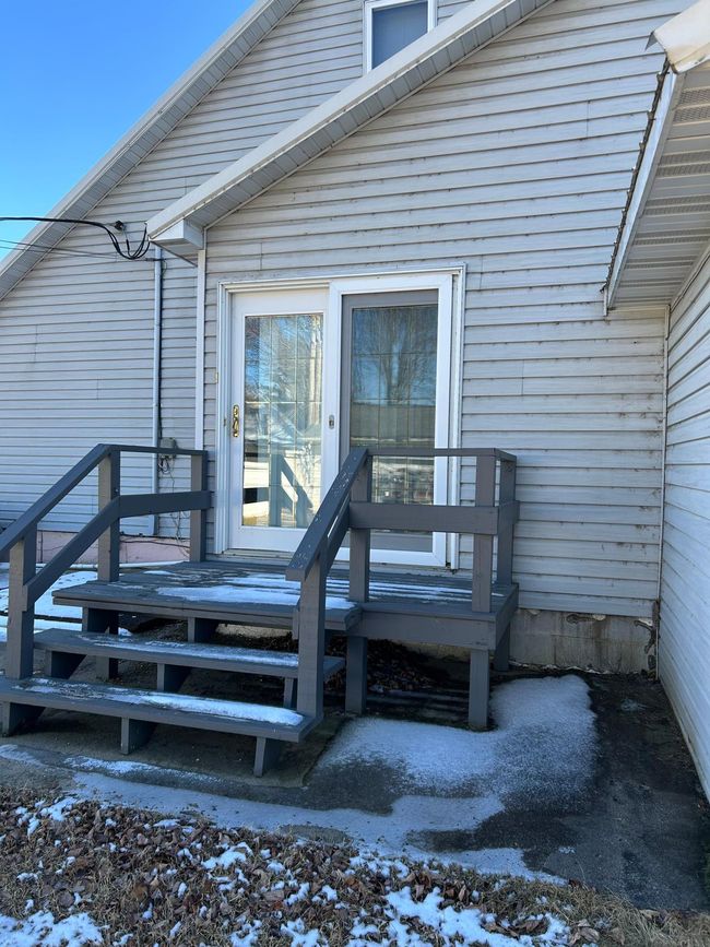 Back deck into hallway | Image 41