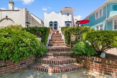 323 Walnut St, Long Beach, NY, 11561-3618 | Card Image