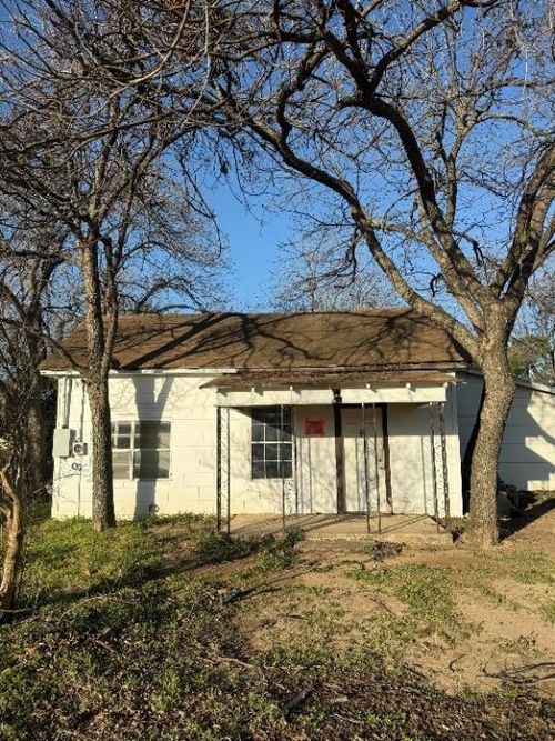 204 Dallas St, Nocona, TX, 76255-2613 | Card Image