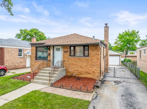 8821 S Troy Ave, Evergreen Park, IL, 60805-1228 | Card Image