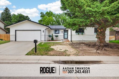 2048 Linda Vista Dr, Casper, WY, 82609-3524 | Card Image