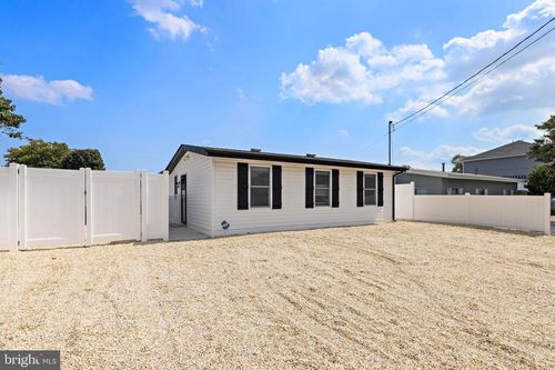 11 Charles Blvd, Manahawkin, NJ, 08050-4507 | Card Image