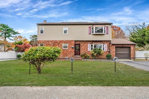 32 Mccue Ave, Wheatley Heights, NY, 11798-2414 | Card Image