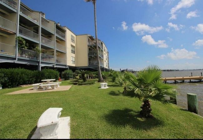 Beautiful water front Lakeshore Condominiums | Image 10
