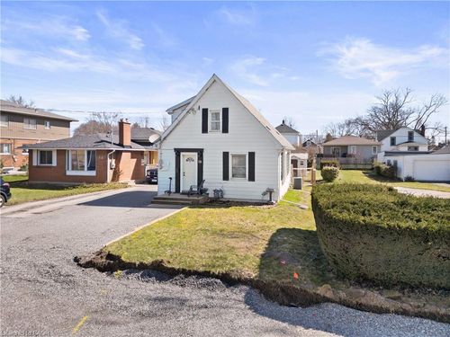 18 Patricia Ave, Welland, ON, L3C1E8 | Card Image