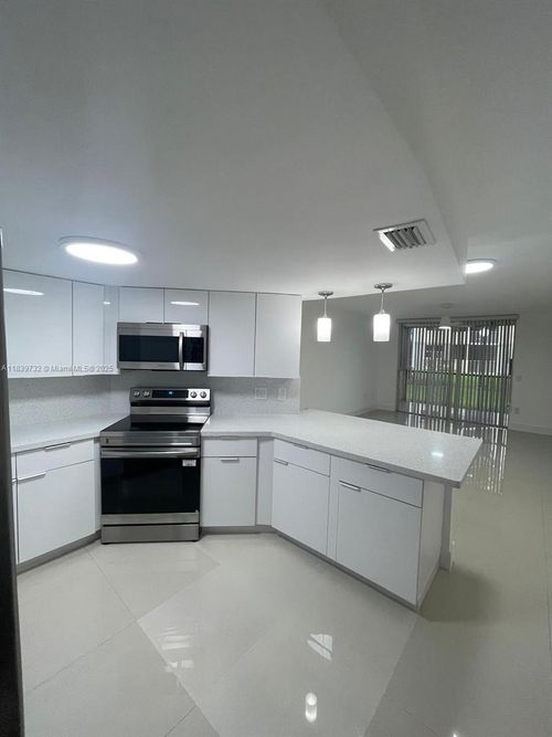apt-104-8225 Lake Dr, Doral, FL, 33166-7791 | Card Image