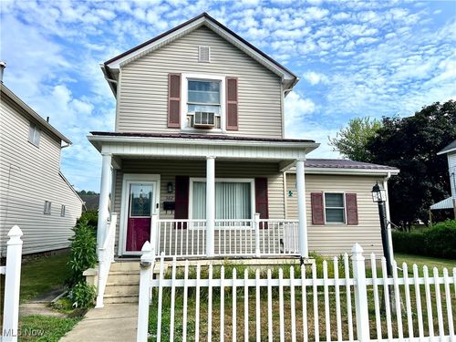 562 California Ave, Chester, WV, 26034-1318 | Card Image