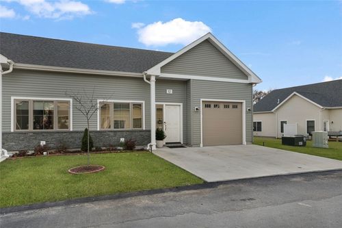 12 W Valley Cir, West Warwick, RI, 02893-1861 | Card Image