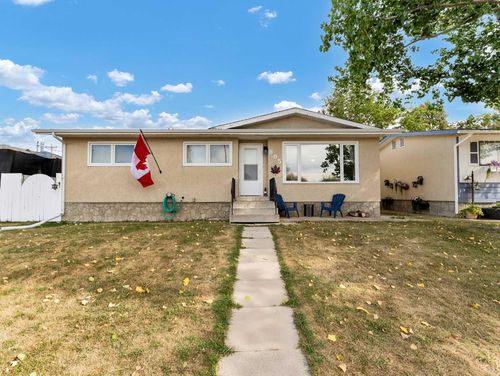 805 1 St Se, Redcliff, AB, T0J2P0 | Card Image