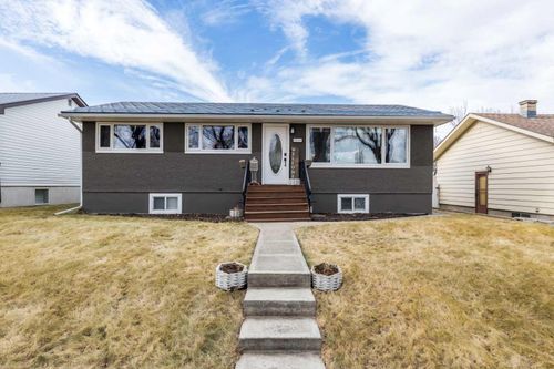 2666 16 Ave Se, Medicine Hat, AB, T1A3T7 | Card Image