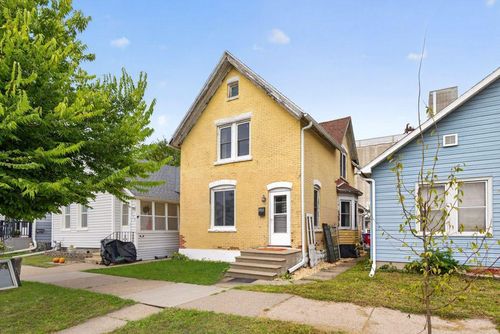 562 W 4th St, Winona, MN, 55987-2820 | Card Image