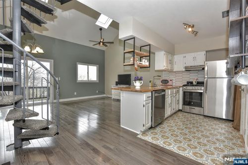 3 Davos Dr, Vernon, NJ, 07462-4579 | Card Image
