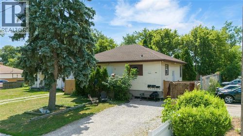 863 Devine St, Sarnia, ON, N7T1X3 | Card Image