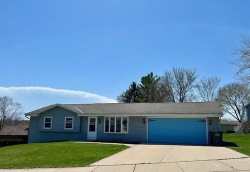 908 Kings Ridge Ct E Court, West Bend, WI, 53090 | Card Image
