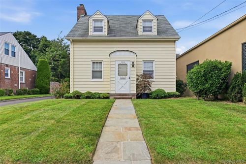 148 Canterbury Rd, Williston Park, NY, 11596-2211 | Card Image