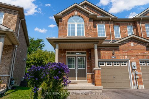 707 John Cole Crt, Newmarket, ON, L3Y5V7 | Card Image