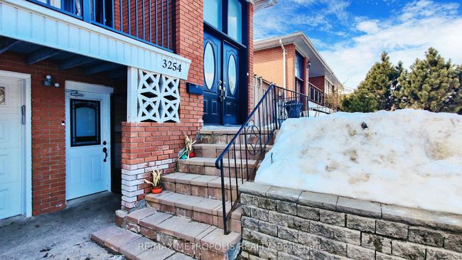 UPPER - 3254 Fieldgate Dr, House attached with 3 bedrooms, 2 bathrooms and 1 parking in Mississauga ON | Image 4