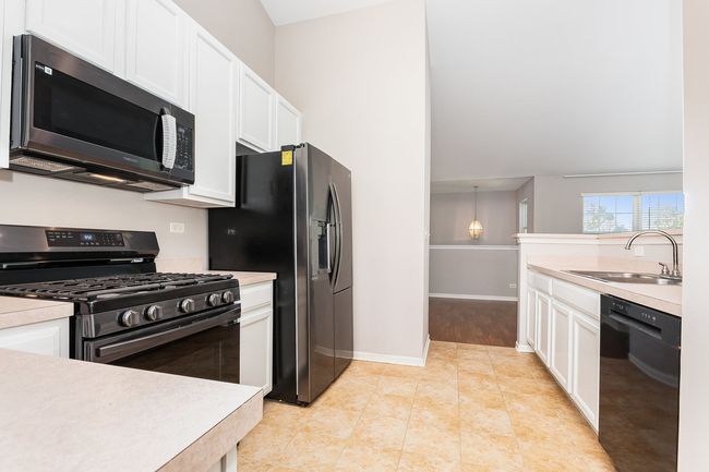2404 Golf Ridge Cir, Condo with 2 bedrooms, 2 bathrooms and 4 parking in Naperville IL | Image 5