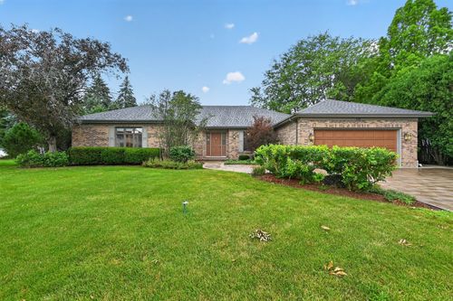 135 Hawkins Cir, Wheaton, IL, 60189-1933 | Card Image