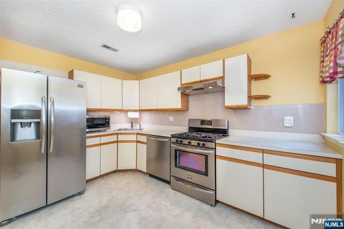 94 Woods Edge Dr, Succasunna, NJ, 07876-1248 | Card Image