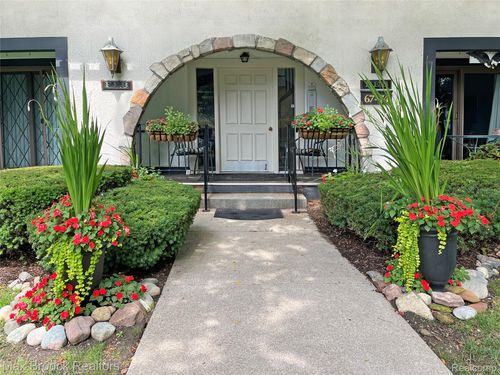 unit-67-42160 Woodward Ave, Bloomfield Hills, MI, 48304-5161 | Card Image